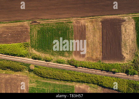 Luftaufnahme der Bahn durch die Landschaft Landschaft, top-down Perspektive von Drone pov Stockfoto