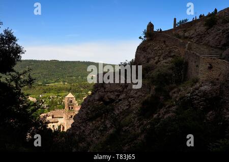 Frankreich, Alpes de Haute Provence, Parc Naturel Regional du Verdon, Dorf von Moustiers Sainte Marie, Les Plus beaux villages de France (Schönste Dörfer Frankreichs), steinernen Treppe auf dem Weg des Kreuzes zu Notre Dame de Beauvoir und die Notre Dame de l'Assomption Kirche mit ihrem Glockenturm aus dem 12. Jahrhundert Stockfoto