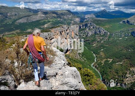 Frankreich, Alpes de Haute Provence, Parc Naturel Regional du Verdon, Grand Canyon von Verdon Flusses, La Palud-sur-Verdon, der Sicht der Dent d'Aire, Bernard Gorgeon einer der Pioniere der Klettern in das Massiv und der escales Felsen im Hintergrund Stockfoto