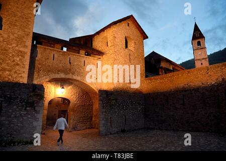 Frankreich, Alpes de Haute Provence, Parc National Du Mercantour (Nationalpark Mercantour) und Vallee du Haut Verdon, Seyne les Alpes von Vauban befestigt im späten 17. Jahrhundert, an der Wand der Porte de France und St. Martin Kirche Stockfoto