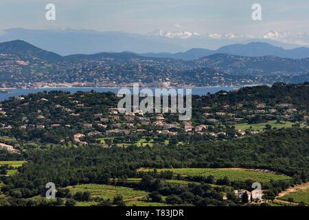 Frankreich, Var, Golf von Saint Tropez, Gassin, beschriftet Les Plus beaux villages de France (Schönste Dörfer Frankreichs), die Halbinsel von Saint Tropez und die Stadt von Sainte Maxime, schneebedeckten Voralpen im Hintergrund Stockfoto