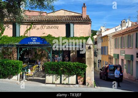 Frankreich, Var, Presqu'ile de St. Tropez, Ramatuelle, das Café de l'Ormeau auf der Place de l'Ormeau Stockfoto