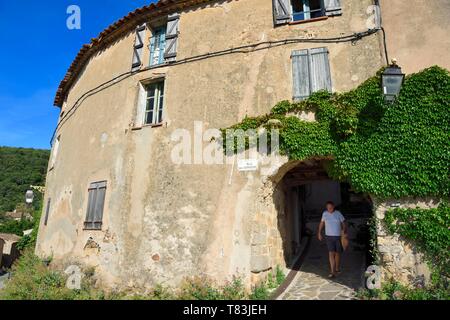 Frankreich, Var, Presqu'ile de St. Tropez, Ramatuelle, die Biene Tor in der mittelalterlichen Gehäuse Stockfoto