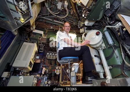 Frankreich, Var, Toulon, den Marinestützpunkt (Arsenal), Commander Nicolas Faure im periskop in der zentralen Navigation und Bedienung Zimmer, Kommandant der nuklearen Angriffs-U-Boot (SNA) Casabianca (Rubis Typ) Stockfoto