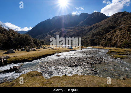 Pisco Base Camp neben klaren Gewässern Creek in Huascaran Nationalpark, Region Ancash, Peru Stockfoto