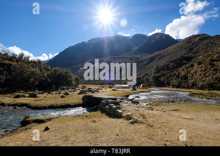 Pisco Base Camp neben klaren Gewässern Creek in Huascaran Nationalpark, Region Ancash, Peru Stockfoto