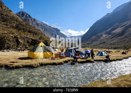 Pisco Base Camp neben klaren Gewässern Creek in Huascaran Nationalpark, Region Ancash, Peru Stockfoto