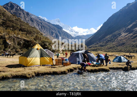 Pisco Base Camp neben klaren Gewässern Creek in Huascaran Nationalpark, Region Ancash, Peru Stockfoto