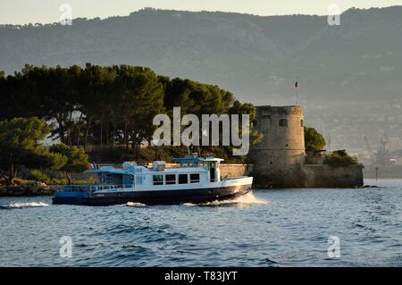 Frankreich, Var, die Rade (reede) von Toulon, La Seyne sur Mer, Wasser Bus vorbei vor der Fort Balaguier Stockfoto