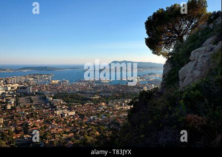 Frankreich, Var, Toulon, die Rade (reede) vom Berg Faron, den Marinestützpunkt und Cap Sicie im Hintergrund Stockfoto