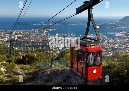 Frankreich, Var, Toulon, die Rade (reede), der Seilbahn vom Mont Faron, den Marinestützpunkt (Arsenal) und die Halbinsel von Saint Mandrier im Hintergrund Stockfoto