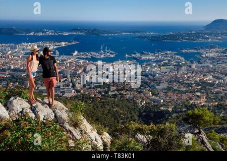 Frankreich, Var, Toulon, die Rade (reede) und dem Marinestützpunkt von Berg Faron, die Halbinsel von Saint Mandrier, Tamaris und Cape Sicie im Hintergrund Stockfoto