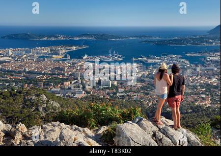 Frankreich, Var, Toulon, die Rade (reede) und dem Marinestützpunkt von Berg Faron, die Halbinsel von Saint Mandrier, Tamaris und Cape Sicie im Hintergrund Stockfoto