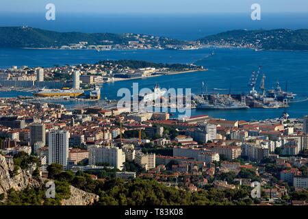 Frankreich, Var, Toulon, die Rade (reede) und dem Marinestützpunkt von Berg Faron, die großen Deich und der Halbinsel von Saint Mandrier im Hintergrund Stockfoto