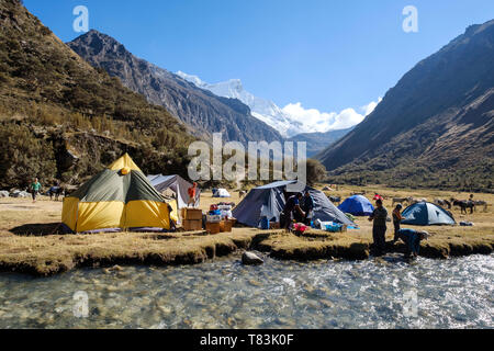 Pisco Base Camp neben klaren Gewässern Creek in Huascaran Nationalpark, Region Ancash, Peru Stockfoto