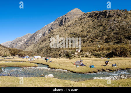 Pisco Base Camp neben klaren Gewässern Creek in Huascaran Nationalpark, Region Ancash, Peru Stockfoto