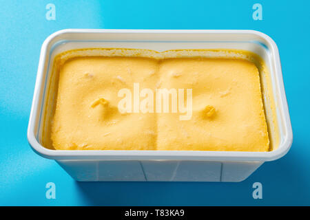 Seitenansicht mit Mango geschmack Eis auf blauem Hintergrund Stockfoto