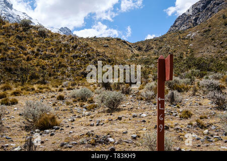 Wegweiser Kennzeichnung, die die Art und Weise, die in den Laguna 69 Wanderung, Huascaran Nationalpark, Region Ancash, Peru Stockfoto