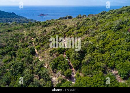 Frankreich, Var, Roquebrune-sur-Bereich neben Saint Raphael, Reiter Trekking im Massif de l'Esterel (Esterel Massif) und die Ile d'Or Dramont Insel am Kap im Hintergrund (Luftbild) Stockfoto