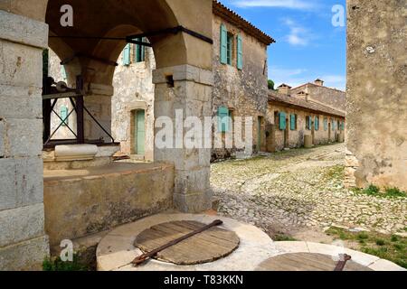 Frankreich, Alpes Maritimes, Lerins Inseln, Insel Sainte Marguerite, das Fort Royal von Vauban befestigt, die gut und eine Straße Stockfoto