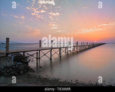 Einen schönen Sonnenaufgang am Steg am Zeytona Beach in El Gouna Ägypten Ostafrika. Stockfoto