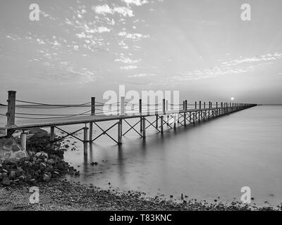 Einen schönen Sonnenaufgang am Steg am Zeytona Beach in El Gouna Ägypten Ostafrika. Stockfoto