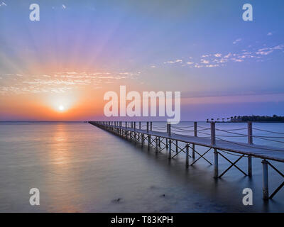 Einen schönen Sonnenaufgang am Steg am Zeytona Beach in El Gouna Ägypten Ostafrika. Stockfoto