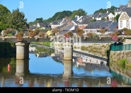 Fluss Oust, Teil des Kanals von Nantes nach Brest, und blühenden Brücke in Josselin, eine französische Gemeinde im Département Morbihan in der Region Bretagne in Frankreich Stockfoto