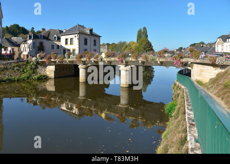 Fluss Oust, Teil des Kanals von Nantes nach Brest, und blühenden Brücke in Josselin, eine französische Gemeinde im Département Morbihan in der Region Bretagne in Frankreich Stockfoto