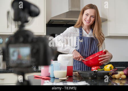 Weibliche Vlogger, Social Media Video über das Kochen für das Internet Stockfoto