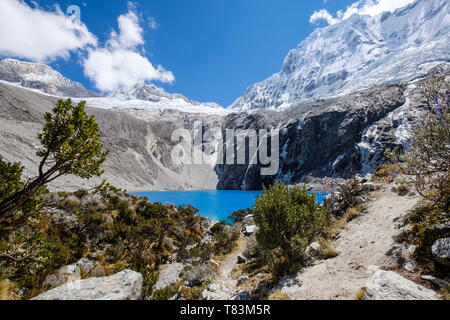 Anreise zum erstaunlich blue Laguna 69 bei 4.200 Meter hoch mit dem Chacraraju im Hintergrund, Huascaran Nationalpark, Region Ancash, Peru Stockfoto