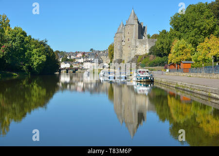 Schloss von Rohan am Ufer der Oust, Teil des Kanals von Nantes nach Brest, in Josselin, eine französische Gemeinde im Département Morbihan in der Region Bretagne in Frankreich Stockfoto