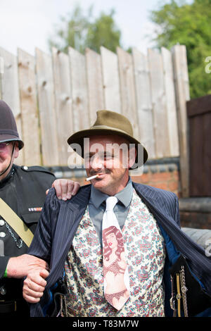 Black Country Living Museum, am Wochenende während der Kriegszeit 1940, Sommer 2018. Spiv verhaftet Von vintage British bobbies auf dem Schlag ist. Stockfoto