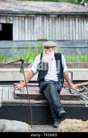 Vorderansicht des isolierten Bootsmann mit langen, weißen Bart im Freien von Canal Docks, Black Country Living Museum, am Wochenende während der Kriegszeit 1940, Sommer '18. Stockfoto