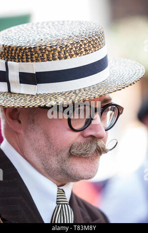 Nahaufnahme des eleganten Mannes mit schickem, grauem Schnurrbart und Brille am Lenker, Strohboater, Kriegsveranstaltung des Black Country Museum 40er. Stockfoto