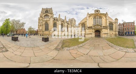 360 Grad Panorama Ansicht von St Michael Glockenturm und Süd Äußere des mittelalterlichen Kathedrale (Münster) in York, England, an einem bewölkten Frühling.