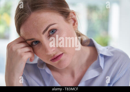 Porträt der traurige junge Frau, die unter Depressionen leiden, mit Kopf in den Händen Stockfoto