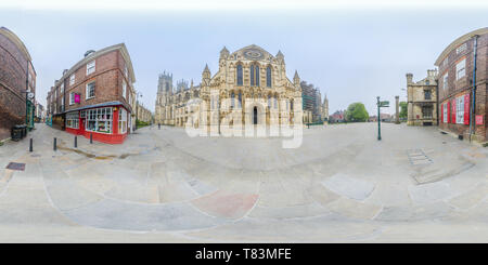 360 Grad Panorama Ansicht von South Außen- und Eingang des mittelalterlichen Kathedrale (Münster) in York, England, an einem Frühlingstag.