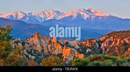 Frankreich, Pyrenees Orientales, Ille-sur-Tet, Les Orgues, Überblick über die Site bei Sonnenaufgang Stockfoto