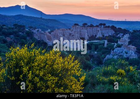 Frankreich, Pyrenees Orientales, Ille-sur-Tet, Les Orgues, Überblick über die Site bei Sonnenaufgang Stockfoto