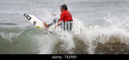 Spanien, Asturien, Gijon, Surfer in den Wellen vom Strand in Gijon Stockfoto