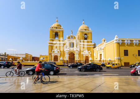 Biker Kontrolle des Handy vor der Kathedrale von Trujillo an der Plaza de Armas oder Hauptplatz von Trujillo, Peru Stockfoto