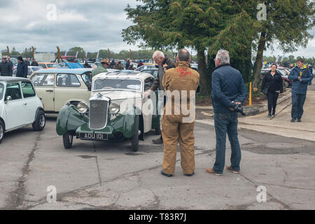 Vintage hillman Aero minx Auto und Enthusiasten im Bicester Heritage Center 'Drive es Tag'. Bicester, Oxfordshire, England. Vintage Filter angewendet Stockfoto