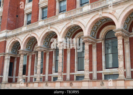 Reich verzierte Säulen an der Außenseite des Henry Cole Flügel des Victoria und Albert Museum, Exhibition Road, South Kensington, London, England Stockfoto