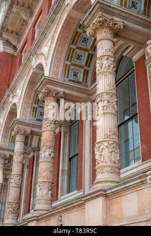 Reich verzierte Säulen an der Außenseite des Henry Cole Flügel des Victoria und Albert Museum, Exhibition Road, South Kensington, London, England Stockfoto