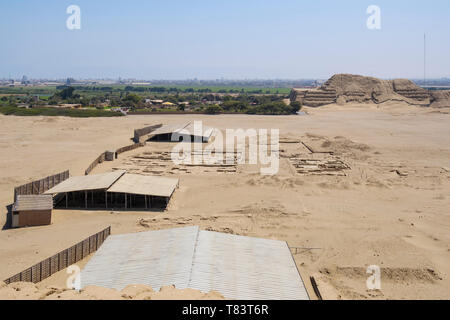 Huaca del Sol (Huaca der Sonne) gesehen von der Huaca de la Luna (Huaca der Mond) in der antiken Stadt Moche in der Nähe von modernes Trujillo in Peru Stockfoto