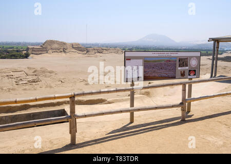 Huaca del Sol (Huaca der Sonne) gesehen von der Huaca de la Luna (Huaca der Mond) in der antiken Stadt Moche in der Nähe von modernes Trujillo in Peru Stockfoto