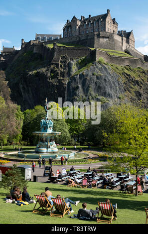 Ein Blick auf die Ross Brunnen und das Edinburgh Castle von West Princes Street Gardens. Stockfoto