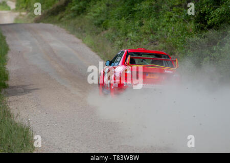 Schnelle rally Auto auf einer staubigen Piste in Schweden Stockfoto