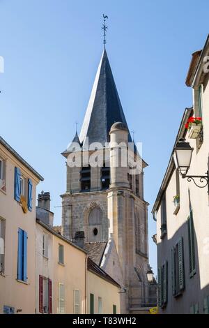 Frankreich, Yvelines, Andresy, Glockenturm der Kirche Saint Germain, Rue de l'Eglise Stockfoto